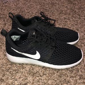 Nike Black Roshe Tennis Shoes